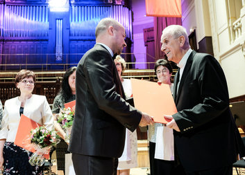 Mons. František Radkovský obdržel Cenu Charity Česká republika