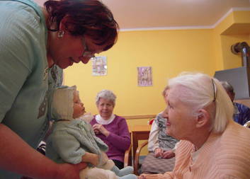 Přednáška s ukázkou starožitných panenek pro klienty Domova sv. Alžběty