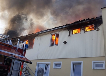 Charita pokračuje v pomoci postiženým požárem