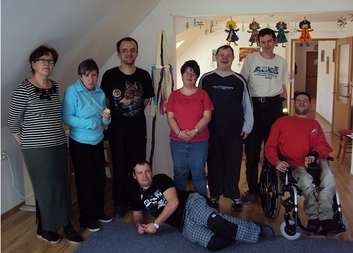 Klienti klubu Duha sází zeleninu a chovají andulky