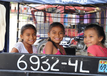 Reportáž z cesty za dětmi z projektu Adopce na dálku v magazínu Koktejl