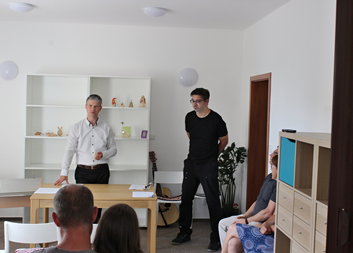 V Komunitním centru Horšovský Týn probíhá dobročinná prodejní výstava obrazů handicapovaného malíře