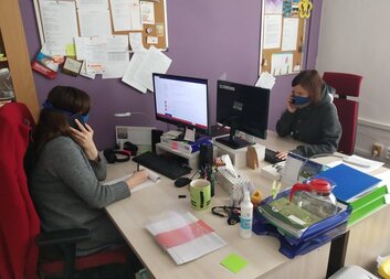 Třetina volajících na krizovou linku hledá oporu za nouzového stavu