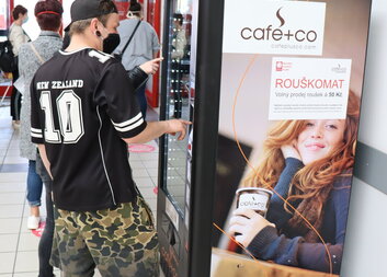 Charitní rouškomat pomáhá dvakrát