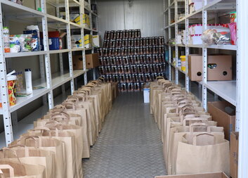 Lidé bez domova opouštějící krizové středisko obdrží od Charity potravinové balíčky