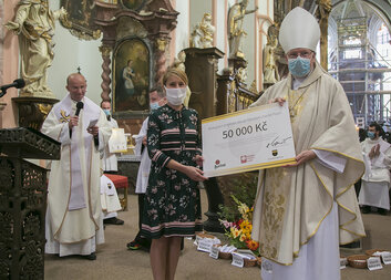 Děkujeme za 50 000 Kč z benefiční dražby požehnaného piva