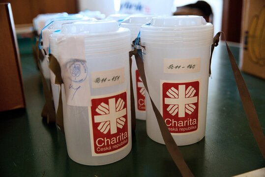 Plzeňská charita rozmisťuje tříkrálové pokladničky 