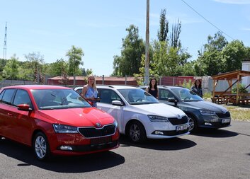 Nové požehnané škodovky z evropských dotací pro službu potřebným