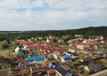 Diecézní charita Plzeň rozdělila finanční pomoc zasaženým ve Stebně a zřídila krizový fond