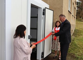 Charita otevřela v Domažlicích nový kontejner pro skladování a výdej potravinové a materiální pomoci