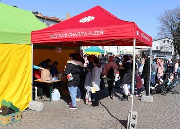Válečným běžencům z Ukrajiny vydala Charita v Plzni už 21 tun humanitární pomoci