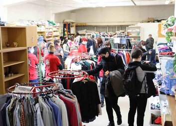 Omezení provozu charitního šatníku ve dnech 21. a 22. dubna