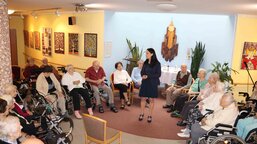 Senioři z plzeňských charitních domovů se sešli na vernisáži stromů života