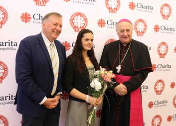 Jednu z letošních Cen Charity obdržela Lada Vlčková z Diecézní charity Plzeň