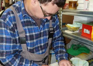 Díky Tříkrálové sbírce má Slávek ze sociálně terapeutických dílen radost z práce se sklem