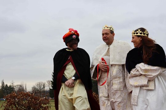 Tři králové z Kraje + Města + Biskupství koledovali v Karlových Varech