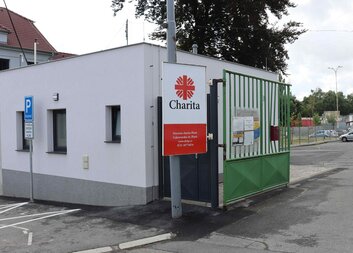 Potravinovou pomoc budeme v Cukrovarské ulici v Plzni poskytovat z výdejního okénka nové vrátnice