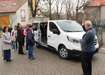 V Domově sv. Vavřince slouží nová dodávka požehnaná emeritním biskupem Františkem