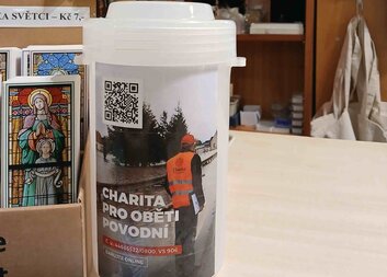 Rozmisťujeme kasičky sbírky Charita pro oběti povodní