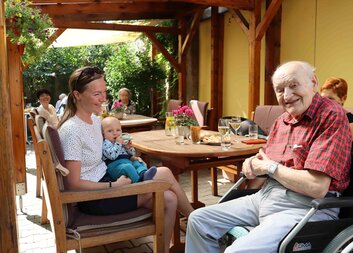 Blahopřejeme všem seniorům k jejich dnešnímu mezinárodnímu dni. Jak se o vás v diecézní charitě staráme?