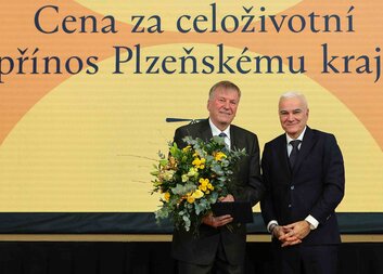 Ředitel Diecézní charity Plzeň Jiří Lodr obdržel cenu za celoživotní přínos Plzeňskému kraji