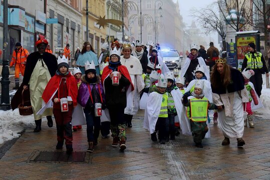 Na Tři krále koledovali v Karlových Varech králové z Kraje + Města + Biskupství