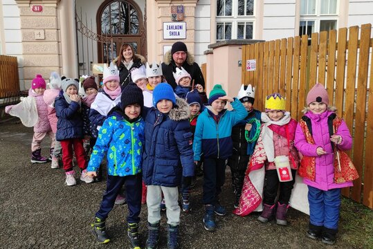 Tříkrálová sbírka obdarovává i koledující krále