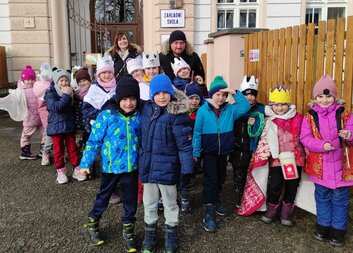 Tříkrálová sbírka obdarovává i koledující krále