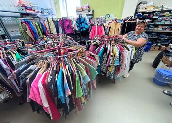 Recyklaci textilu a bot zajišťuje Diecézní charita Plzeň s firmou Dimatex. Šetří tím životní prostředí a podporují sociální služby