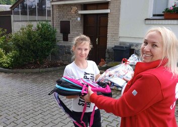 Diecézní charita Plzeň vybavila z darů veřejnosti sto znevýhodněných dětí školními potřebami