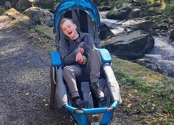 Díky Tříkrálové sbírce může hendikepovaný Aleš jezdit na výlet ve sportovním kočáru