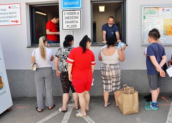 Potravinová a materiální pomoc pomáhá lidem překlenout těžké období